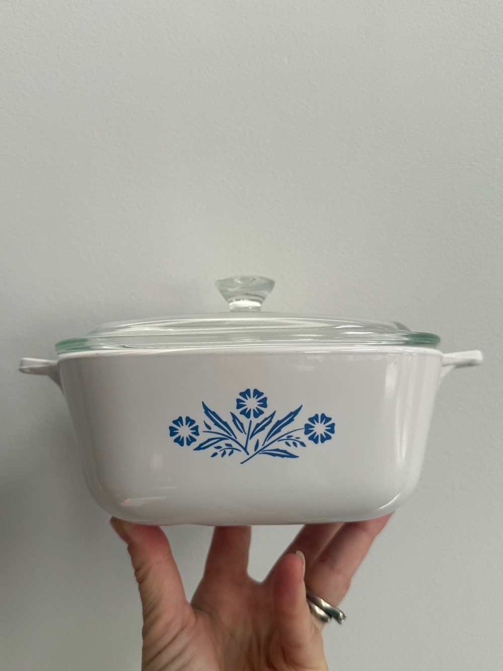 Vintage CorningWare P 1.5 B casserole dish with glass lid
Cornflower pattern